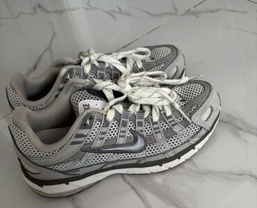 найк кроссовки женские: Кроссовки, 37.5, Nike, Б/у, цвет - Серый, Самовывоз