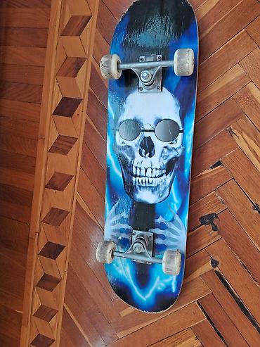 İdman və istirahət: Skateboard – tam komplekt - Dizayn: Göy-qara fon üzərində eynəkli — 2