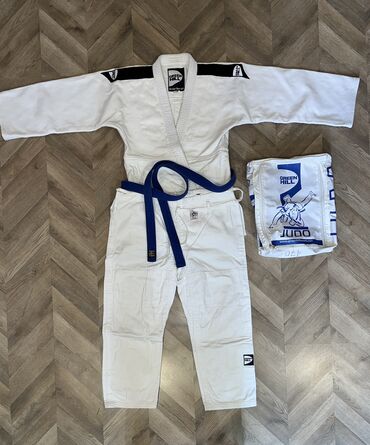 İdman alətləri: Green Hill brendinə məxsus ağ rəngli judo geyimi. Komplektə göy rəngli