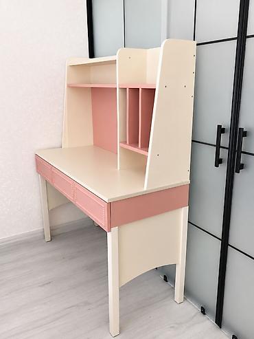xəzər mebel: Uşaq/yeniyetmə otaqları üçün yazı masası və üst etajerka - Rəng: krem — 1