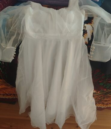 вечерние платья в баку где купить: Ağ rəngli zərif qadın donu. - Material: şəffaf, yüngül tül qatları;