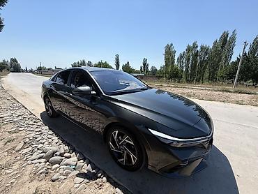 rota grid: Седан бизнес-класса, темно-серый металлик. Год выпуска 2023 пробег — 1