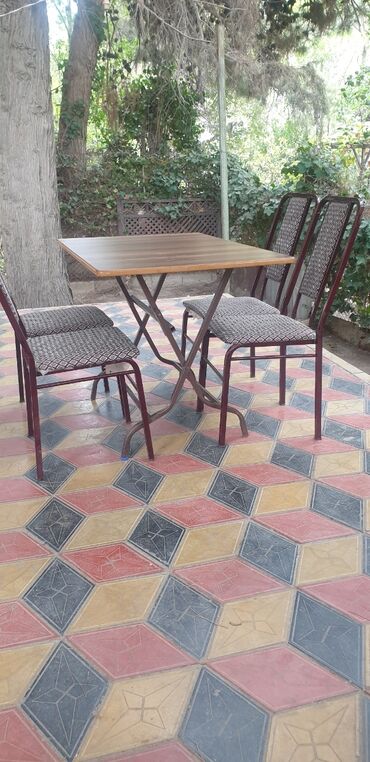 Qida məhsulları: Kvadrat masa, 4 stul, Açılan, Stullar ilə, Metal