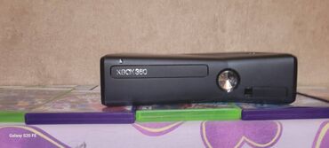 xbox 360 polovan: Xbox 360 satilir yaxşı vəziyyətdəsir 16 diski var 3 jyostik kamerasi