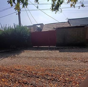 Продажа полдома: Продаётся дом можно под снос Основные характеристики: - Просторные — 10