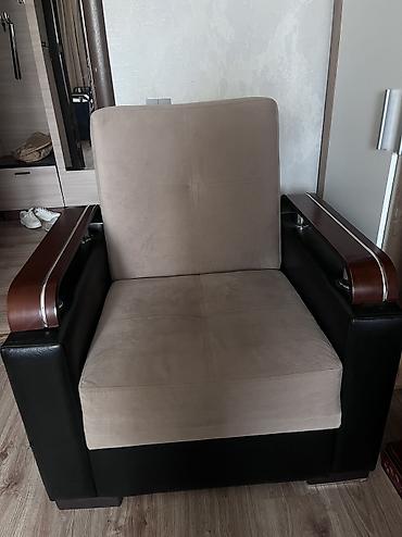 Klassik və rahat kreslo satılır. Bej rəngdə, taxta qol hissələri var lalafo.az -da Klassik və rahat kreslo satılır. Bej rəngdə, taxta qol hissələri var