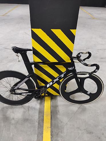 Городские велосипеды: BXT Без дербана Компоненты: Вилсет: передний карбон лопасть, задний — 4