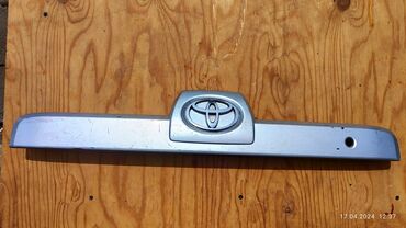 Дверные ручки: Ручка багажника Toyota 2006 г., Б/у, цвет - Серебристый, Оригинал