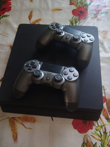 Sony PlayStation 4 Slim oyun konsolu iki ədəd idarəetmə pultu ilə