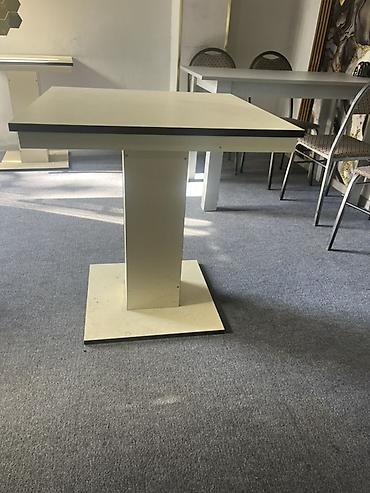 Masa – kvadrat formalı, tək ayaqlı dayaq sistemi ilə. - Rəng: açıq