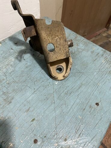 садовый инструмент: Кронштейн на переднюю подушку гольф 3