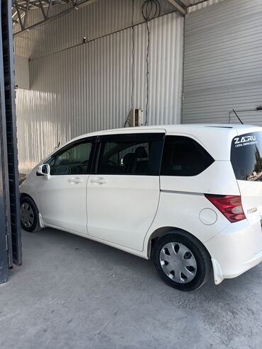 рация для фуры: Минивэн Honda Freed белого цвета, оснащенный четырьмя дверями и