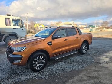 машина раф: Пикап Ford Ranger Wildtrak оранжевого цвета, оснащенный четырехдверной