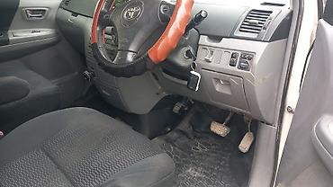 Toyota Voxy: 2004 г., 2 л, Автомат, Бензин, Минивэн — 4