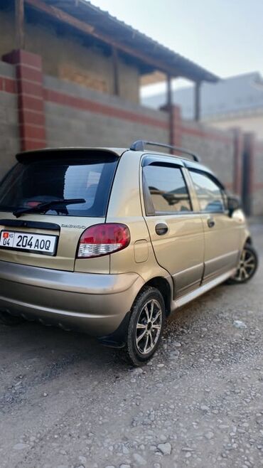 Другие автомобили: Компактный 5‑дверный хэтчбек. Кузов и салон: - Золотистый цвет — 15