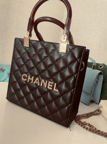 с переездом: Сумка CHANEL, черная, с фирменной стеганой отделкой “квадратиками”. -