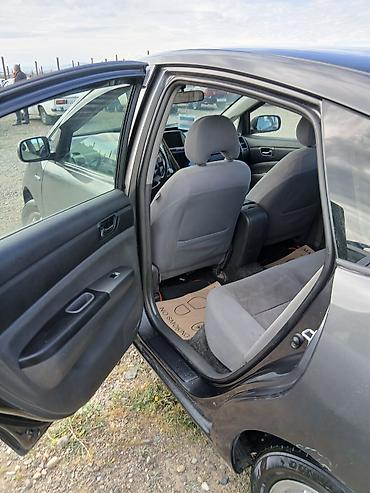 Toyota: Toyota Prius – hibrid hetçbek - Rəng: tünd boz (metallik) - Kuzov: 5 — 4