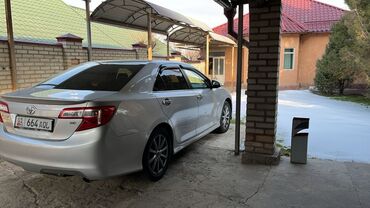 runx alex: Автомобиль Toyota Camry серебристого цвета. Седан среднего размера с