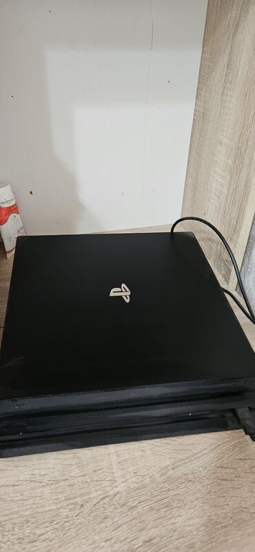 плейстейшин 4: Игровая консоль Sony PlayStation 4 Pro (черная) - Корпус с логотипом