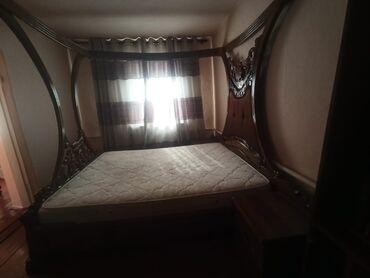 садовые навесы: Двуспальная кровать с балдахином и резным изголовьем - Эффектный
