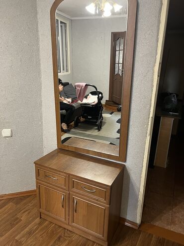 каракол мебель: Зеркало с тумбой. Ширина тумбы - 70 см, высота - 60 см. Высота зеркала