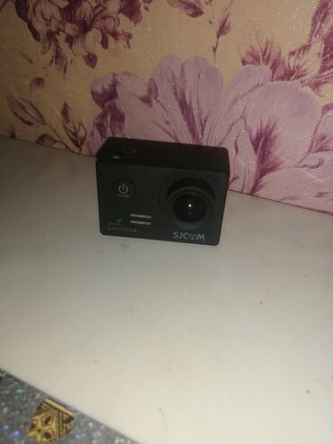 Videokameralar: SJCAM brendinin bu qara rəngli fəaliyyət kamerası, yüksək keyfiyyətli
