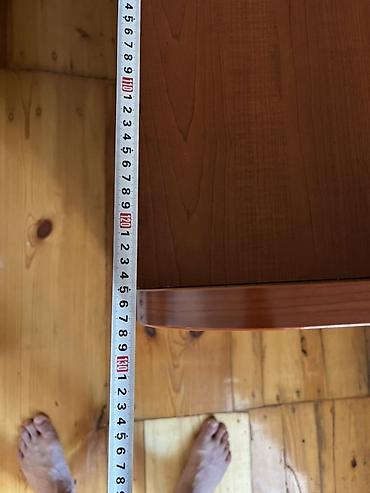 Sifarişlə ev mebeli: Kompyuter/iş masası – taxta teksturalı, isti qəhvəyi rəngdə. - — 5