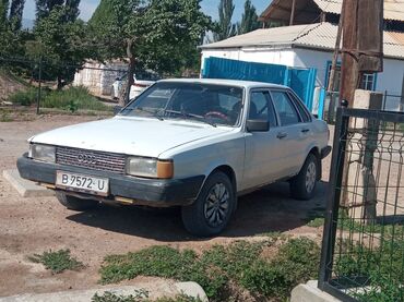 машины дешёвые: Белый седан Audi 80, характеризующийся классическим дизайном кузова