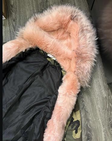 maskirni kombinezoni: Prelepa nova maskirna parka sa roze krznom. Ramena 38 cm, pazuh 49 cm — 2