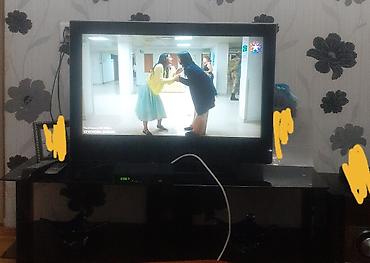 LED televizor və TV stendi dəsti - Televizor: təxminən 32–37 düym