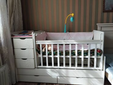 детские кроватки с люлькой внутри: Кроватка +вещи+манеж+гнездо+детская-люлька раскачивающиеся, так же