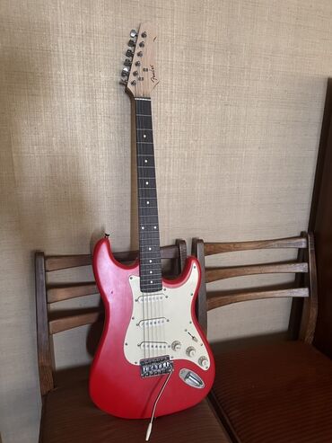 купить комбик для электрогитары бу: Электрогитара Fender красного цвета с белой накладкой. Инструмент