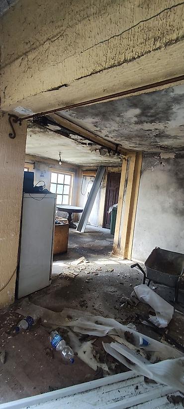 Objekti: Kuća sa pomoćnim objektima – ma koju je potrebno hitno renoviranje — 10