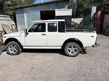 Унаа: ВАЗ (ЛАДА) 4x4 Niva: 2002 г., 1.7 л, Кол менен иштөөчү, Бензин, Пикап — 3