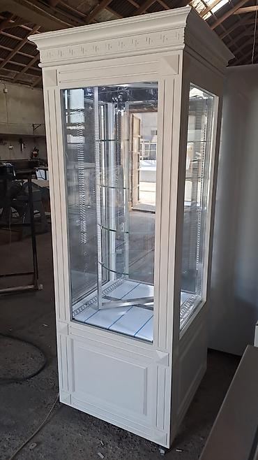 Soyuducu vitrinləri: Şirniyyat və qəlyanaltılar üçün soyuducu vitrinlər Məhsul təsviri: - — 12