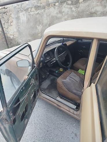 VAZ (LADA): VAZ 2101, 4 qapılı sedan Xüsusiyyətlər: - Ban: klassik sedan, bej — 3