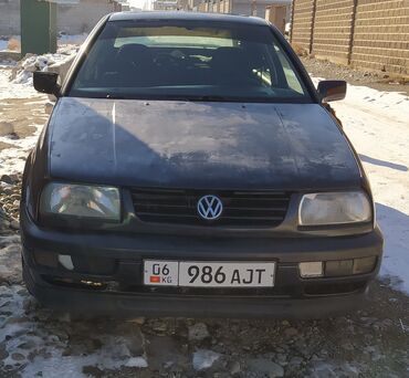 Volkswagen: Volkswagen Vento: 1993 г., 2 л, Механика, Бензин, Седан