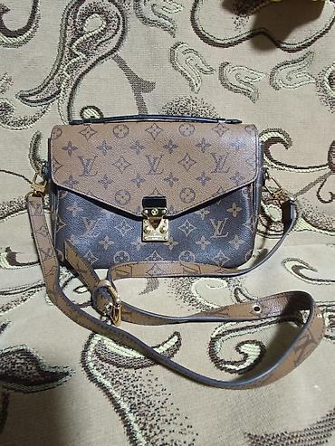сумочку lv: Классическая сумка, Louis Vuitton, Материал: Искусственная кожа, Регулируемый ремень, Унисекс, Б/у — 1