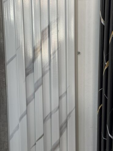 ремонт генератор: Ağ rəngli plastik qapı, şaquli panelləri və şaquli dalğalı naxışları