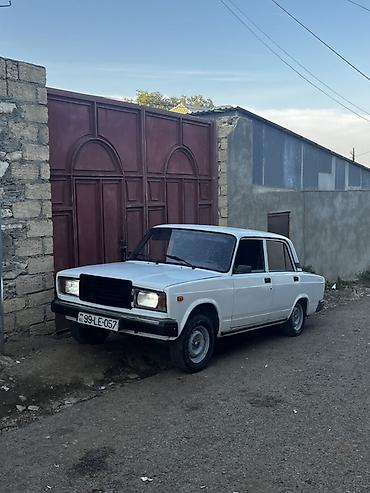 su radiatoru: VAZ 2107 avtomobili təqdim olunur. Sedan kuzova malik bu model ağ — 10