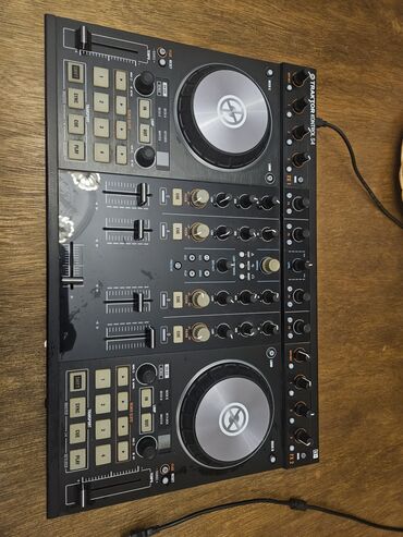 Akkordeonlar: Native Instruments Traktor Kontrol S4 DJ kontrolleri - 4 kanallı -