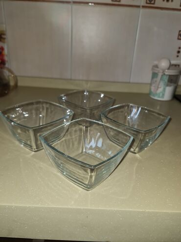 эмалированную посуду: Салатницы: 1 фото: Набор из четырёх квадратных салатниц. Стекло. 4