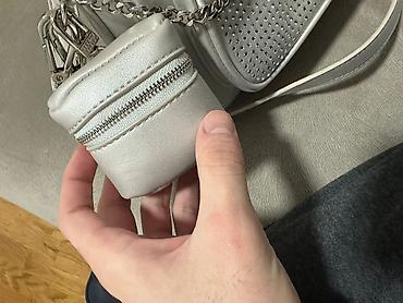 sinsay valjevo: Steve Madden srebrna crossbody torba sa ukrasnim nitnama i logotipom — 4