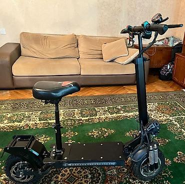 Elektrikli samokatlar: Oturacaqlı, qara rəngli elektrik skuter. Bu skuter rahat gəzintilər — 3