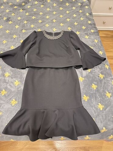 Dəstlər, kostyumlar: Qadın geyim dəsti – 4 parçadan ibarət 1) Açıq mavi, düz kəsimli jeans — 12