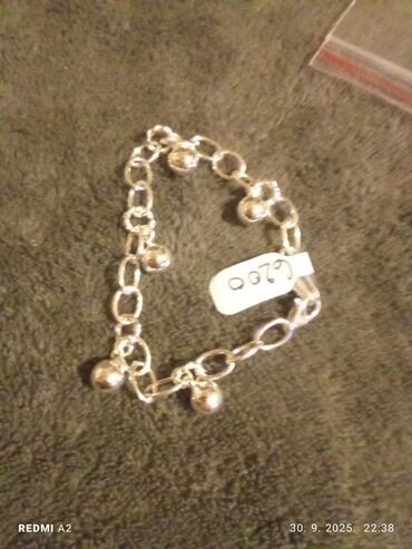 Prstenje: Srebrne minđuše sa kukicom i privjeskom u obliku suze. Centralni deo na lalafo.rs — 18 Prstenje: Srebrne minđuše sa kukicom i privjeskom u obliku suze. Centralni deo — 18