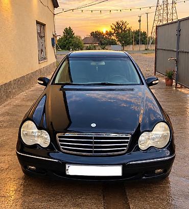 salon 06: Mercedes-Benz C-Class: 2.2 l | 2002 il Sedan — 3