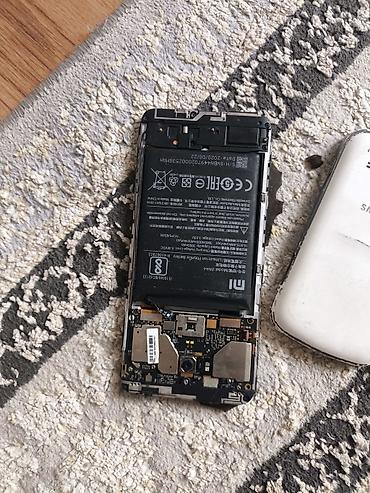 j 3: Лот смартфонов/запчастей Состав набора по фото: - Xiaomi (серия — 5