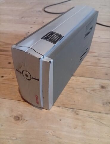 Modemlər və şəbəkə avadanlıqları: İşlənmiş UPS, 501 - 1000 Vt, Rozetkaların sayı - 4