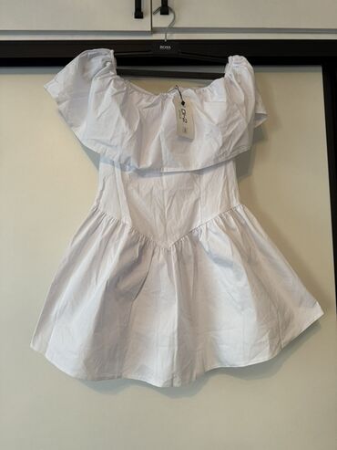 летнее платье с капюшоном: Белое короткое платье с открытыми плечами. Новое - Фасон: мини